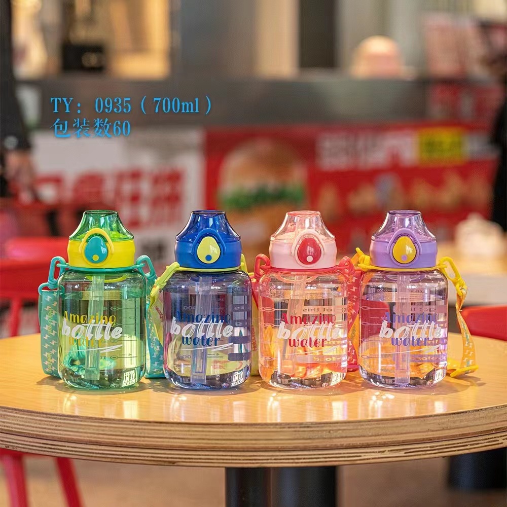 Tianyi-0935 espacio de agua Correa de la taza de agua 700ml taza de plástico caliente portátil paja boca suave taza de agua de plástico