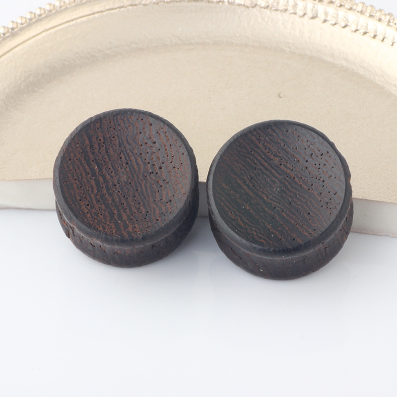Pointed titanium steel lip stud product view