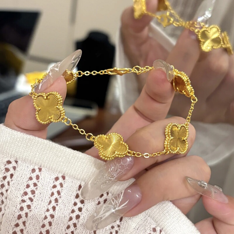 Sand Gold Jewelry Gold Store Same Style Laser Four-Leaf Clover Bracelet Light Luxury High-End Niche Exquisite Hand Jewelry Bracelet Wholesale Sand Gold Jewelry Gold Store Same Style Laser Four-Leaf Clover Bracelet Light Luxury High-End Niche Exquisite Hand Jewelry Bracelet Wholesale