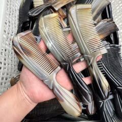 正規品の牛の角の櫛の取っ手の彫刻の櫛は厚い牛の角の歯の愛の牛の角の櫛の家庭用マッサージの櫛を作ります。