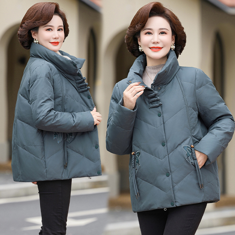 冬季中年妈妈羽绒服女短款2025新款大码中老年人洋气国风加厚外套