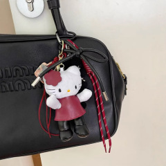ワインレッドの長い脚ハローキティのハローキティのハッちゃんのキーホルダーのペンダントがかわいい