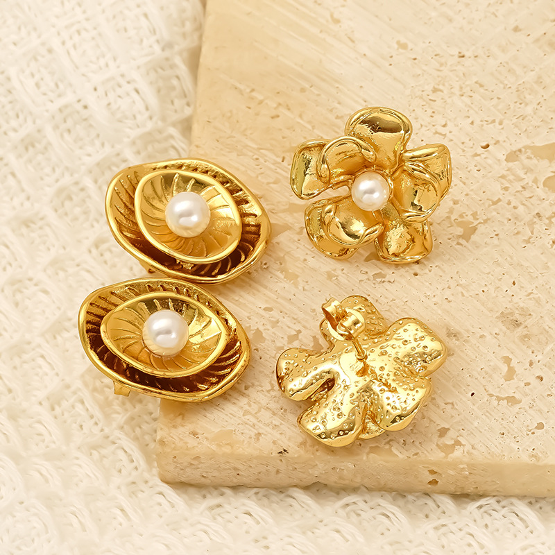 Ear Studs Classification 1 Pair Quantity 1 Pair Retro Classic Style Flower Imitation Pearl Titanium Steel Ear Studs