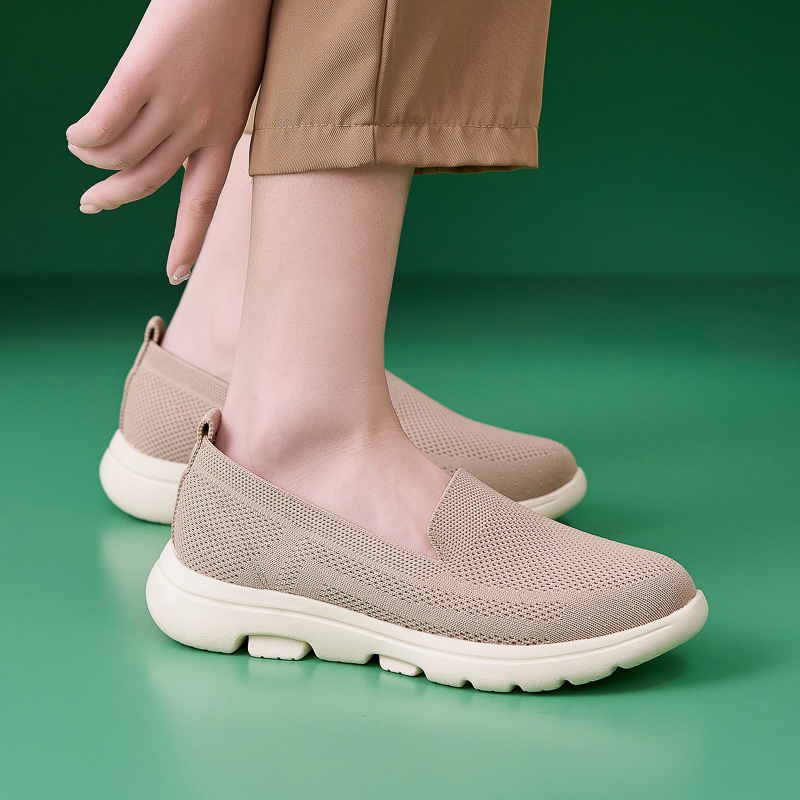 B888 - 5 Amazon otoño y invierno 2025 nuevo tipo de almohadilla ligera antideslizante cabeza redonda de mediana edad tejido transpirable madre zapatos para mujeres