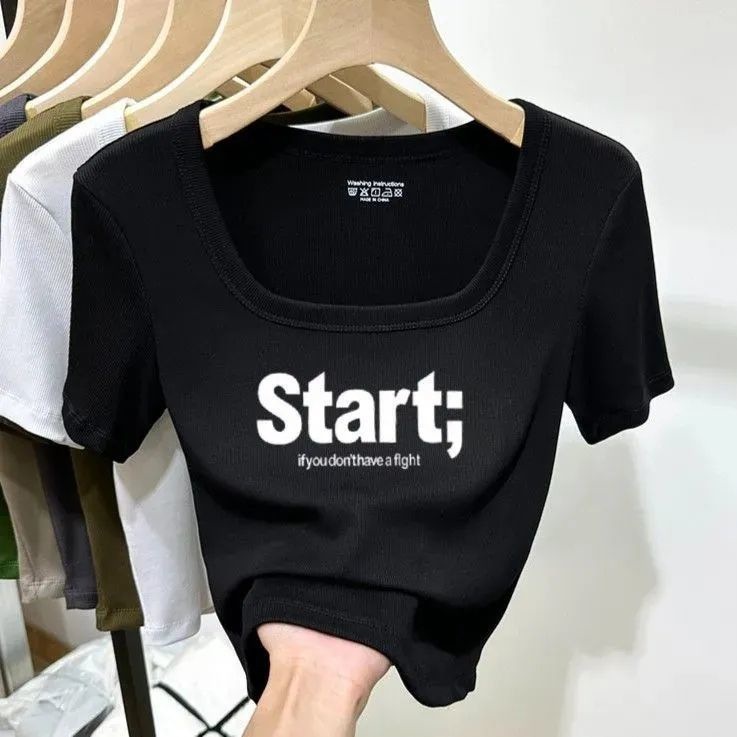 2025年夏新作女性用右肩半袖Tシャツ、ピュアでシック、甘くてスパイシー、鎖骨露出スクエアカラートップ、スレッドTシャツ|undefined
