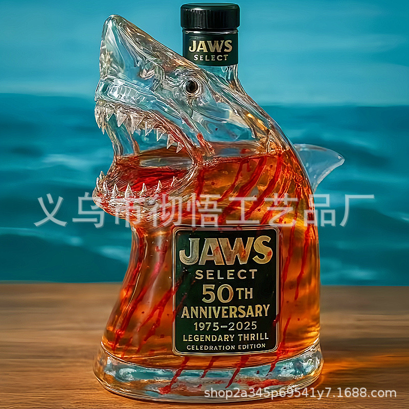 国境を越えて爆発したJeep Whiskey Bottleジープウイスキーの複数のボトルの振り子|undefined