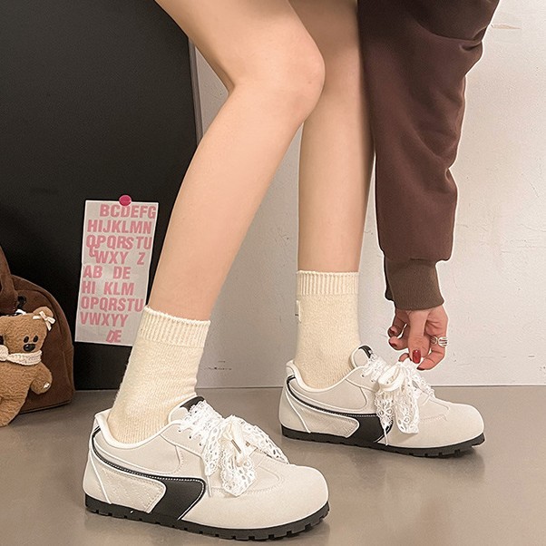 2025 nuevas zapatillas de encaje para mujer verano casual de fondo fino ballet nicho retro rojo clásico coche de carreras zapatos de entrenamiento alemán