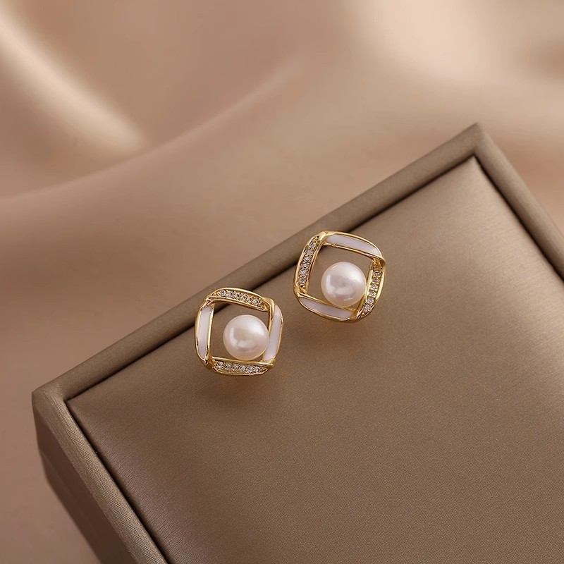 S925 aguja de plata elegante pendientes de nicho femenino diseño de gama alta pendientes populares pendientes de perlas pendientes únicos al por mayor