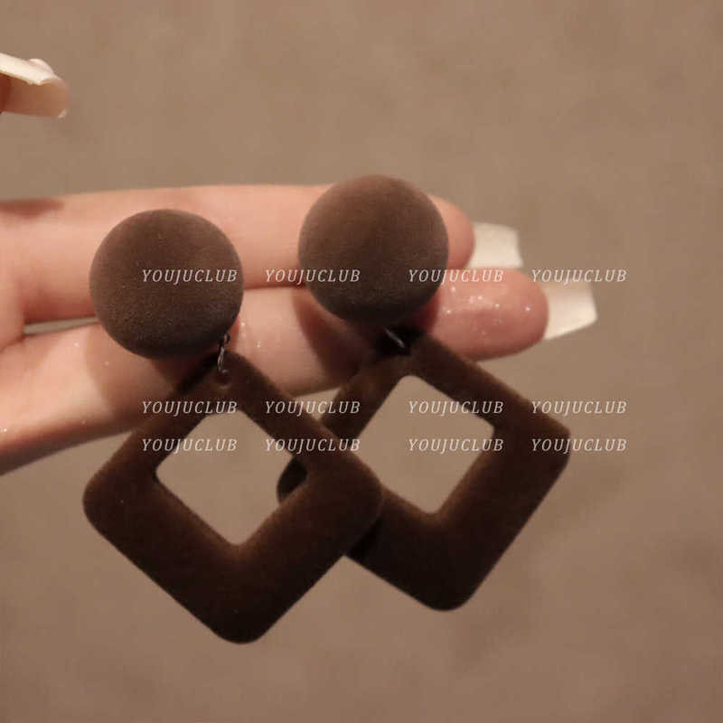 Maillard Retro Earrings Are Suitable for Winter Velvet Heart Earrings and Earrings with Niche Design and High-End Cool Style Maillard Retro Earrings Are Suitable for Winter Velvet Heart Earrings and Earrings with Niche Design and High-End Cool Style