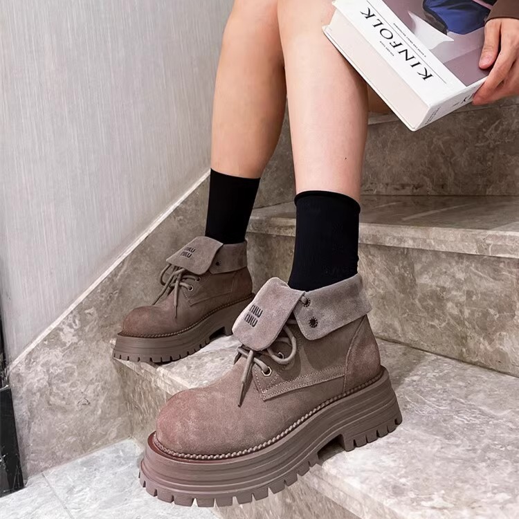 Mattes Leder, Schnürstiefeletten mit Buchstaben-Klappkragen, große gelbe dicke Sohle, zwei auf Schwamm, Motorradstiefel für Damen_voghion.com