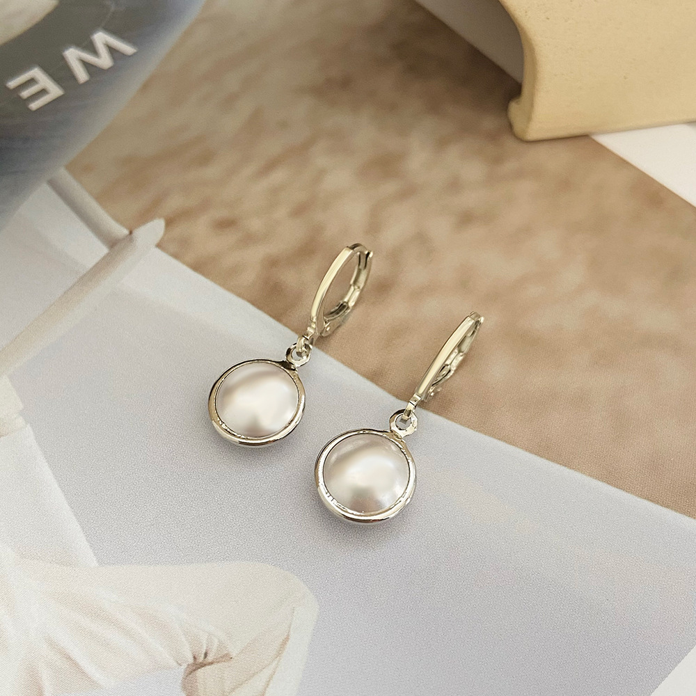 Fashion Simple Round Pearl Geometric Copper Ear Clip Earrings display picture 4