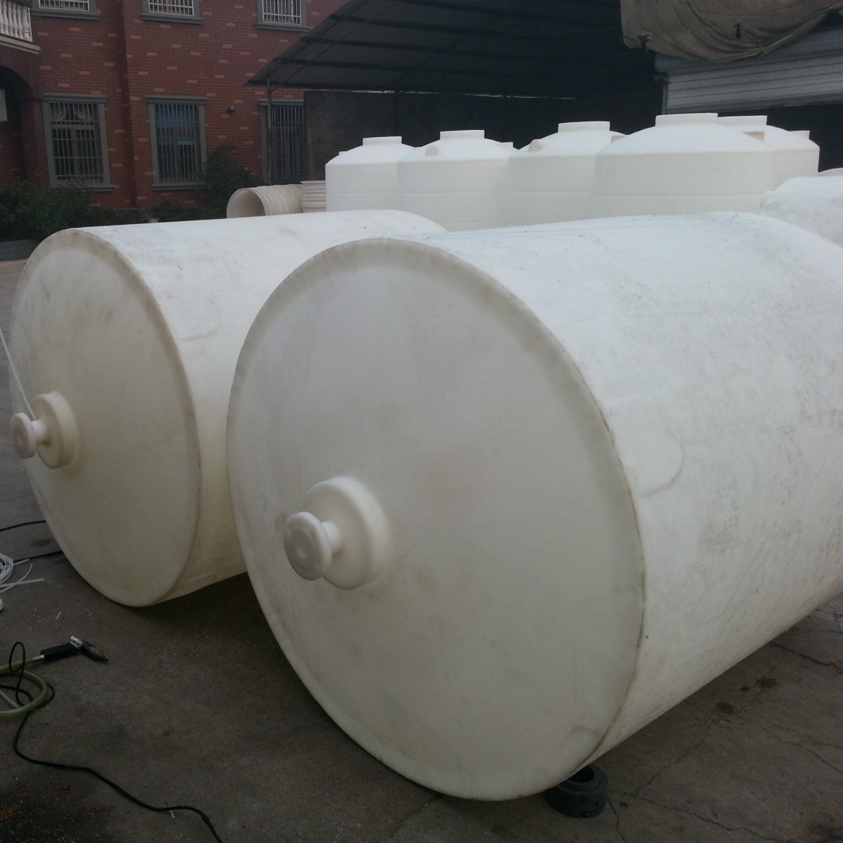 郑州供应2立方锥底加药箱 2000L尖底加药搅拌桶