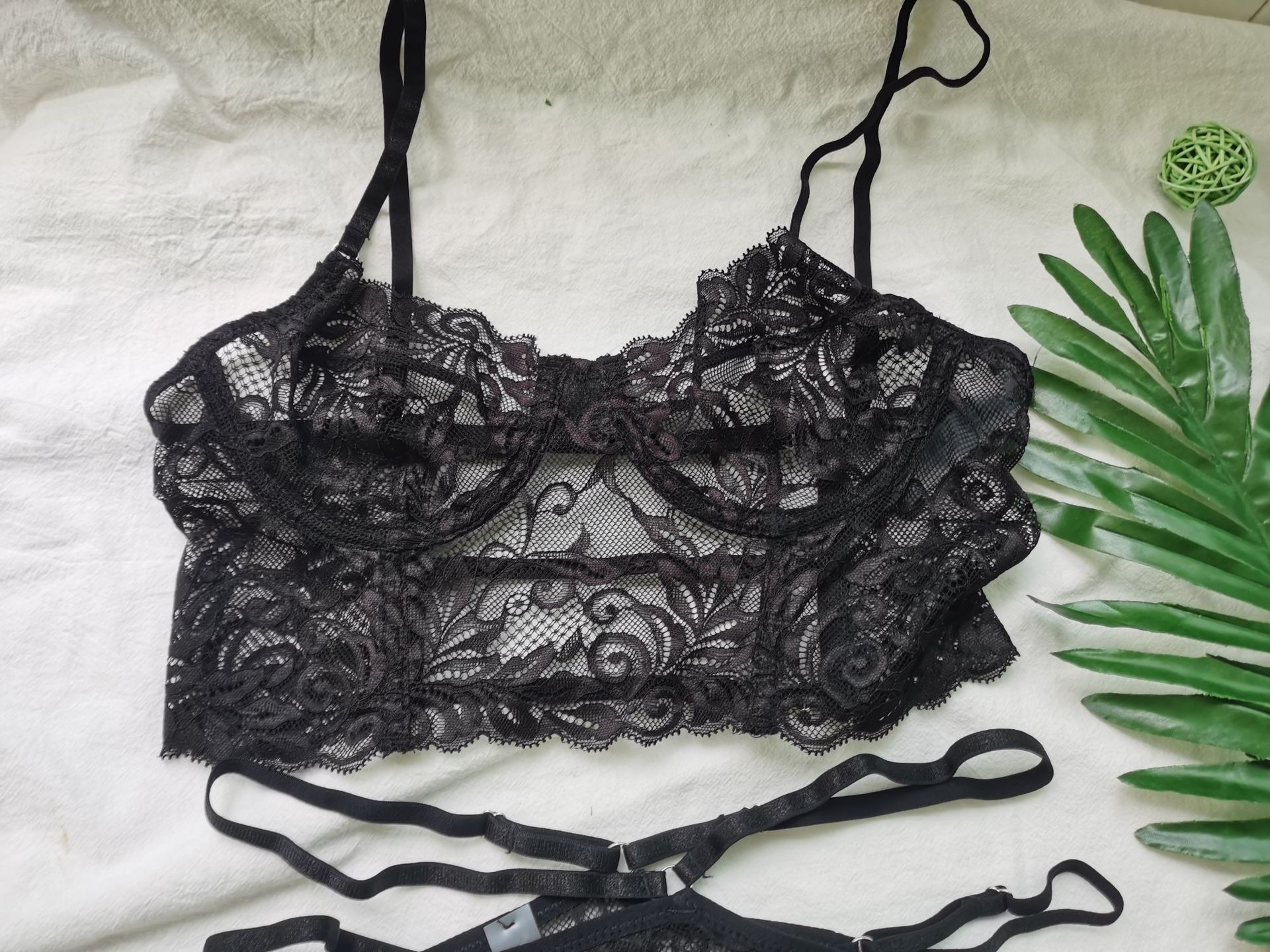 Jauna seksīga veļas veste ar mežģīņu izšuvumu un perspektīvu izdobtu krūštura komplektu sieviešu stringiem._voghion.com
