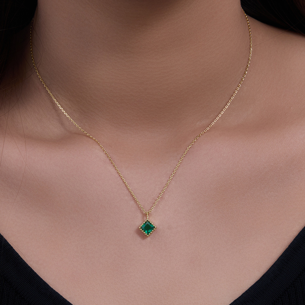 Versión coreana de ins, lujo ligero, nicho, sentido avanzado, esmeralda cuadrada geométrica, circón, colgante, collar de plata esterlina, cadena de clavícula femenina