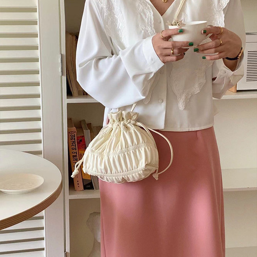 Cross-border small fresh pleated bag storage bag portable cosmetic bag large capacity high-value crossbody bag niche cosmetic bag