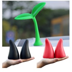車の屋根の小さい苗木は3d立体の車を飾ります。