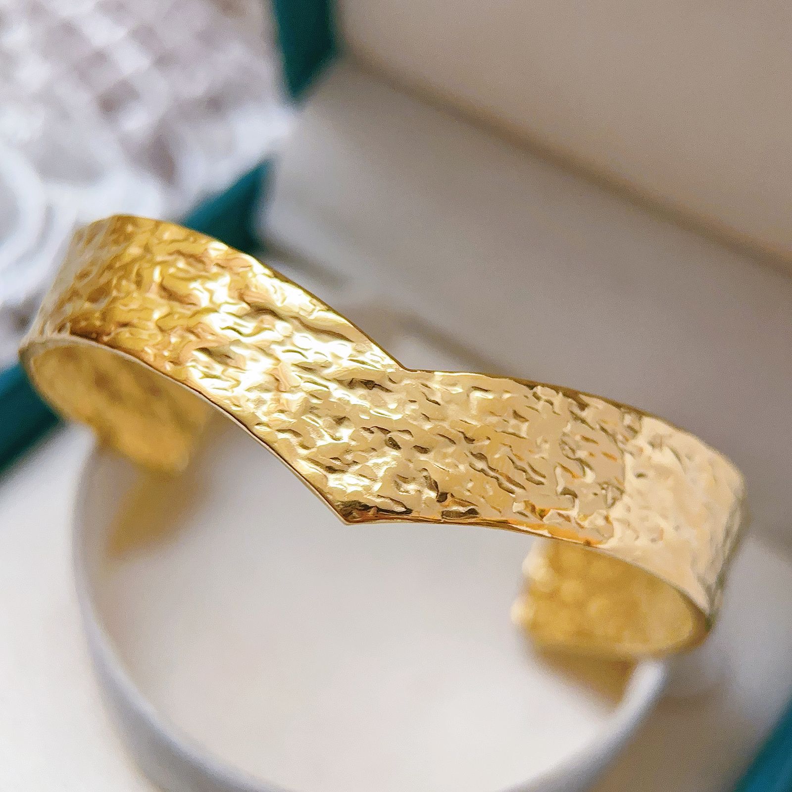 Pulseras de acero de titanio de moda retro oro V lujo ligero para mujeres tendencia de pulseras abiertas nuevas joyerías de acero inoxidable