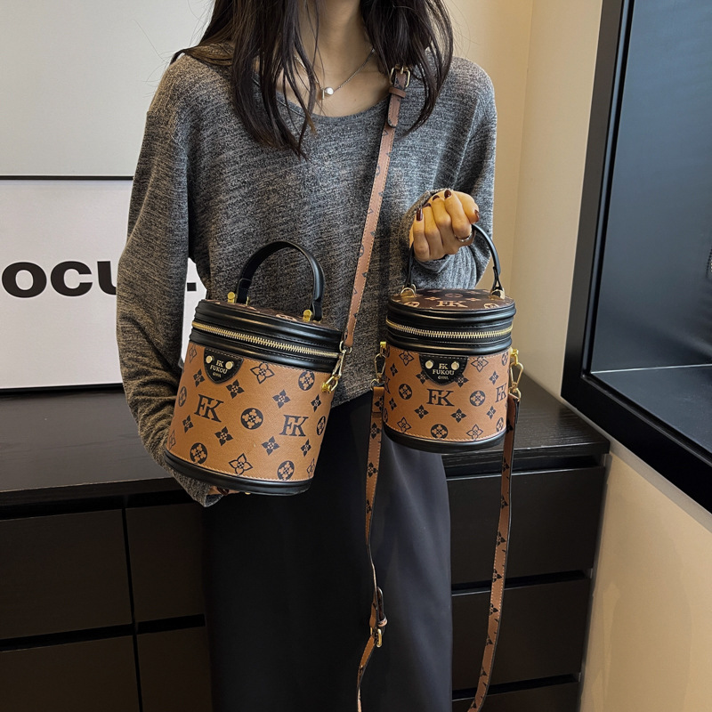 Bolsas de moda de mujeres retro retro bolsas de barril 2024 nuevas letras impresas de gran capacidad bolsas de barril de transporte