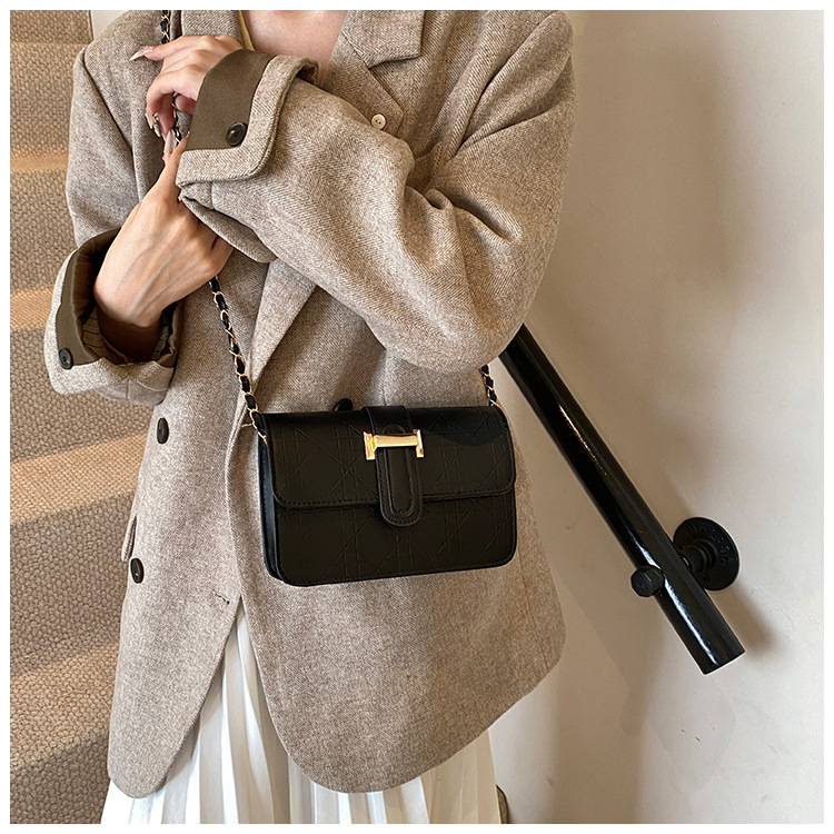This stylish, high-quality, and trendy hand-held crossbody bag is a new cross-border women's bag for autumn and winter 2024. It features a checkered commuter single-shoulder bag undefined