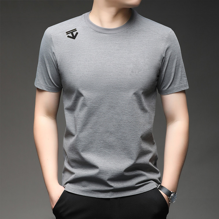 Summer solid T-shirt with a round collar for leisure