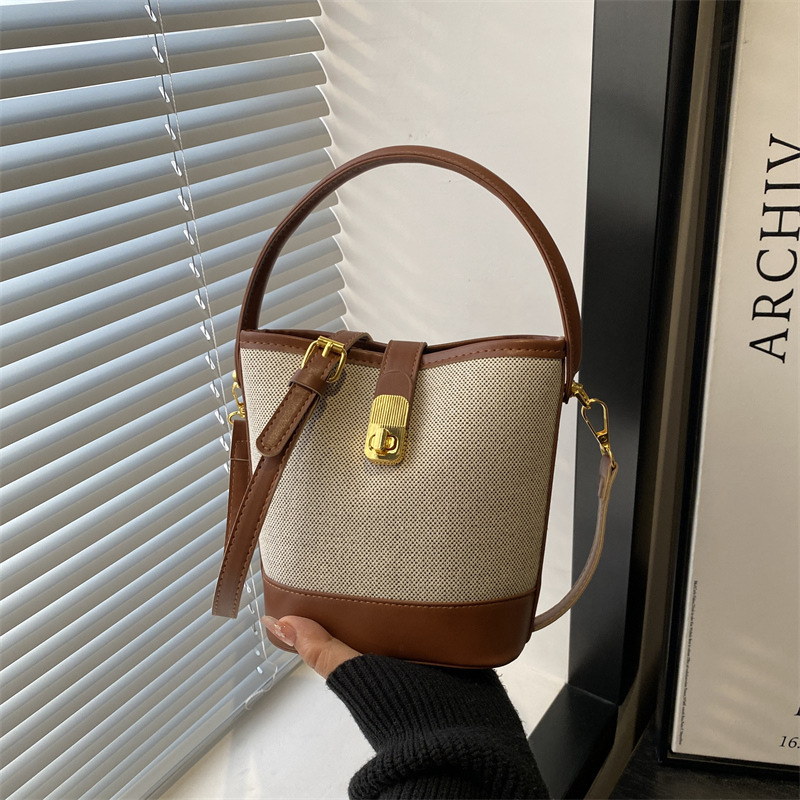 2024新款潮小众设计帆布水桶包百搭大容量通勤手提单肩腋下斜挎包