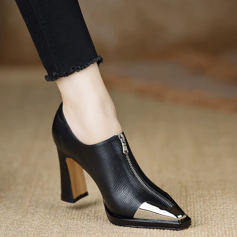 Британские ветры противоударные металлические головы черные кожаные туфли женские 2024 новые туфли с глубоким ртом туфли на высоком каблуке