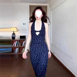 2025夏季法式蓝色蕾丝挂脖v领吊带连衣裙子女装新款碎花包臀长裙