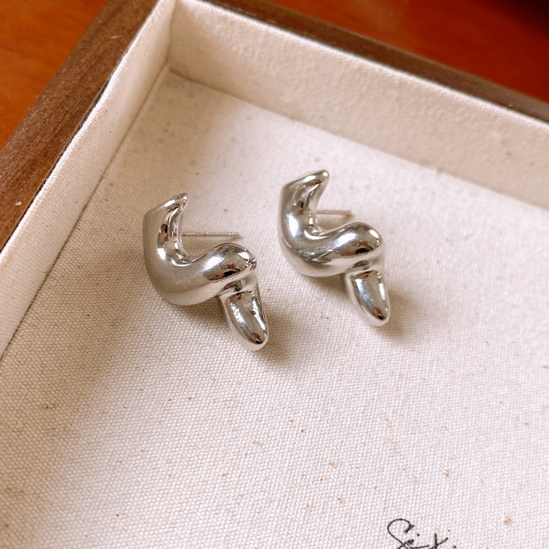 Aguja de plata Pendientes geométricos de metal galvanoplastia de oro real Pendientes de viento frío de temperamento Pendientes de sentido avanzado de verano de lujo ligero transfronterizo