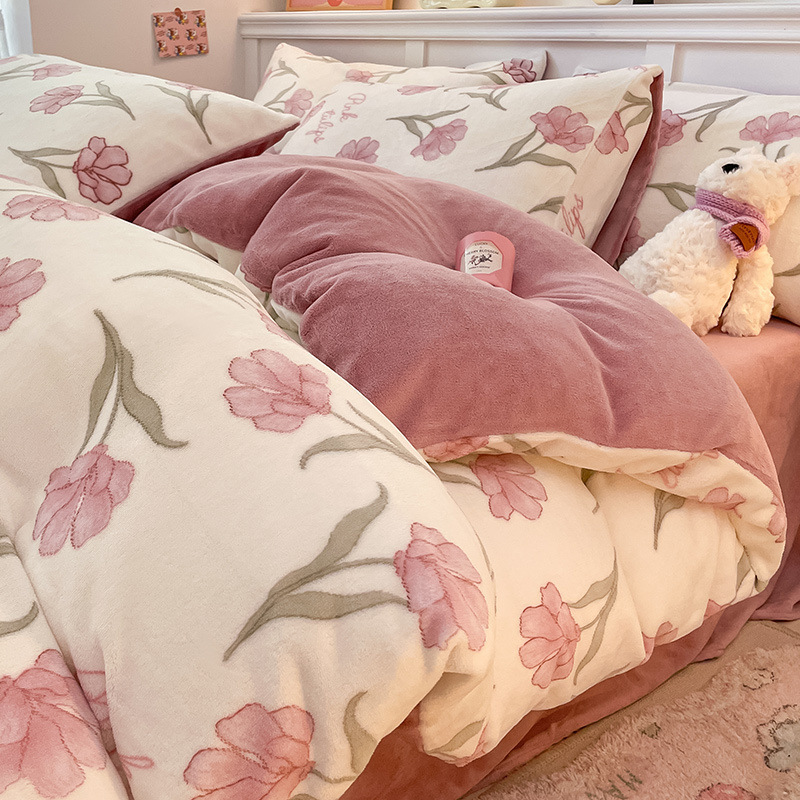 Juego de cuatro piezas de lana de leche gruesa de invierno 2024 nuevo traje de tres piezas de lana de coral más terciopelo cálido de invierno