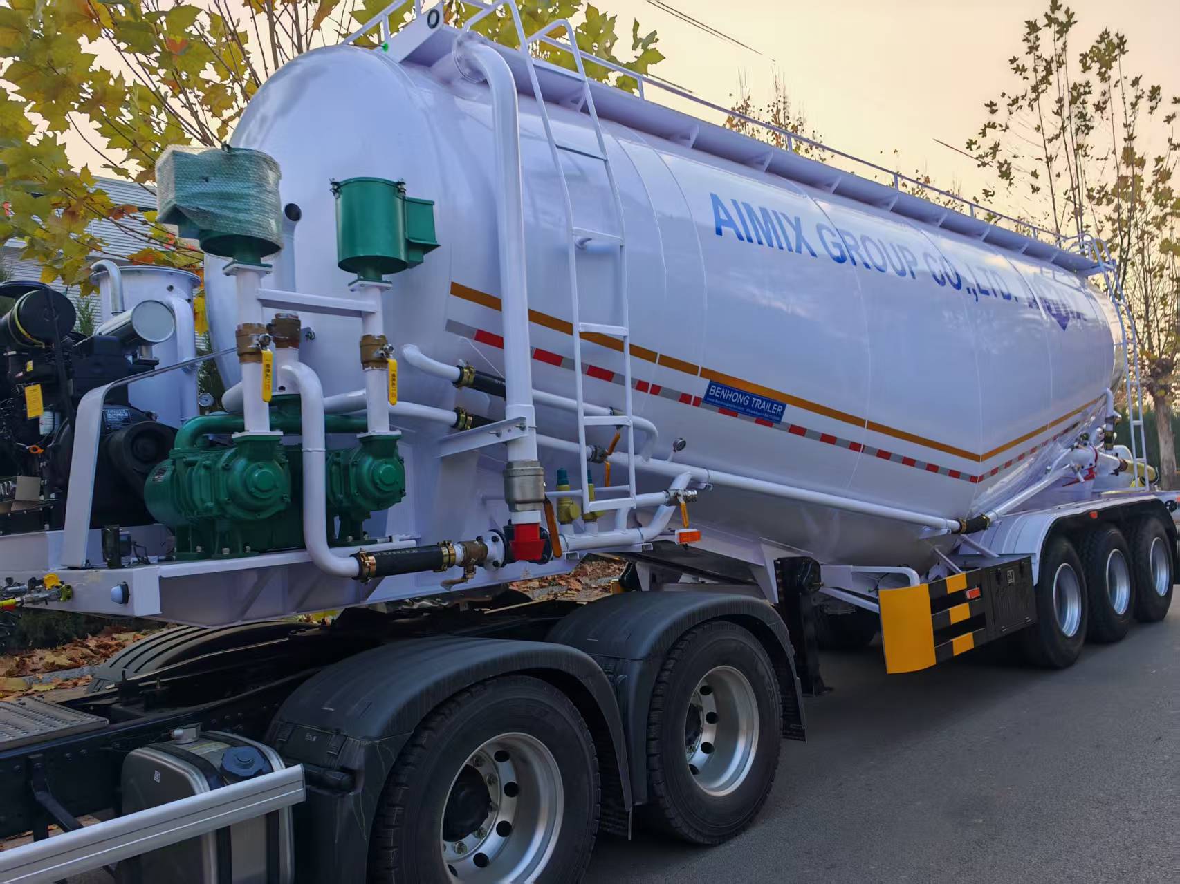 Sales of 55 Cubic Bulk Cement Tank Dry Mixed Mortar Tank Hanging Powder Tank Truck Export Export Cement Tank Truck Cross-Border