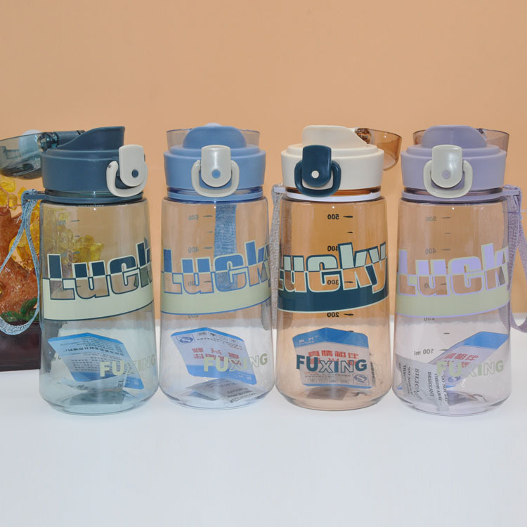 Suministro de fabricantes de nuevos niños taza de paja de plástico taza de beber Correa deportes hervidor portátil kindergarten taza de agua