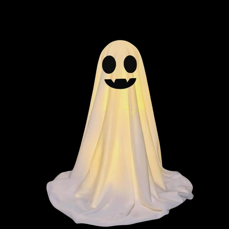 国境を越えたハロウィーンの幽霊テーブルがかわいいテーブルを並べて人形を飾るプラスチックの雰囲気テーブルが店のバーに飾られている|undefined