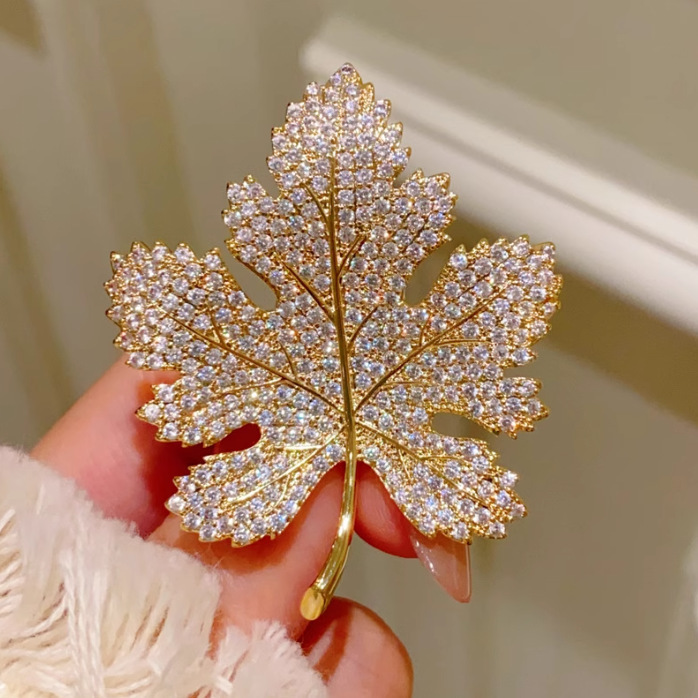 High-End Elegant and Exquisite Maple Leaf Leaf Brooch, High-End Suit Cardigan Corsage Accessories, Anti-Exposure Pin for Women