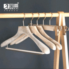 四喜家庭用の香樟の木の服の棚の卸売りの天然の滑り止めの広い肩の木製の服は跡がない実木の服を掛けて支えます。