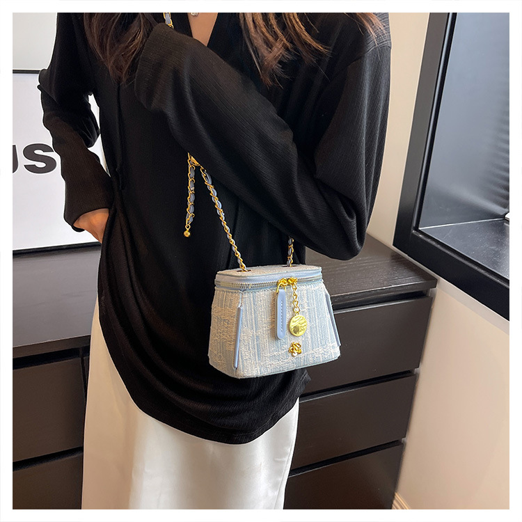 Women's Small Denim Solid Color Streetwear Zipper Crossbody Bag display picture 7