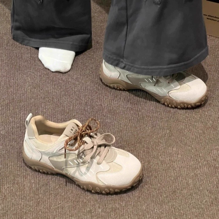 Нишевые немецкие тренировочные кроссовки для женщин, осень 2025 года, новый стиль с внутренним увеличением роста, универсальные модные повседневные спортивные туфли для пап на толстой подошве.