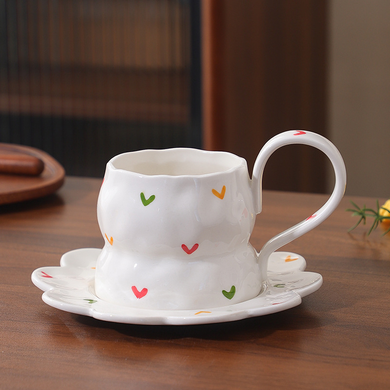 Pins viento rojo pequeño amor de alto valor pintado a mano bajo vidriado juego de tazas y platillos de cerámica taza de café irregular taza de agua