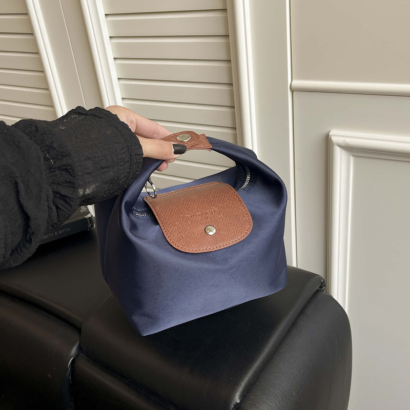 Directly from the Manufacturer, Contrasting Color Nylon Canvas Dumpling Bag, Retro Handbag and Crossbody Bag, Lightweight Commuter High-End Women's Bag Directly from the Manufacturer, Contrasting Color Nylon Canvas Dumpling Bag, Retro Handbag and Crossbody Bag, Lightweight Commuter High-End Women's Bag