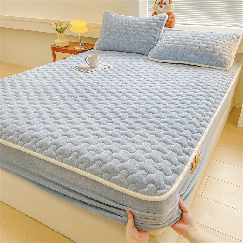 2024 invierno nuevo estilo color sólido color liso leche terciopelo acolchado juego de cama de tres piezas cálido funda protectora Simmons