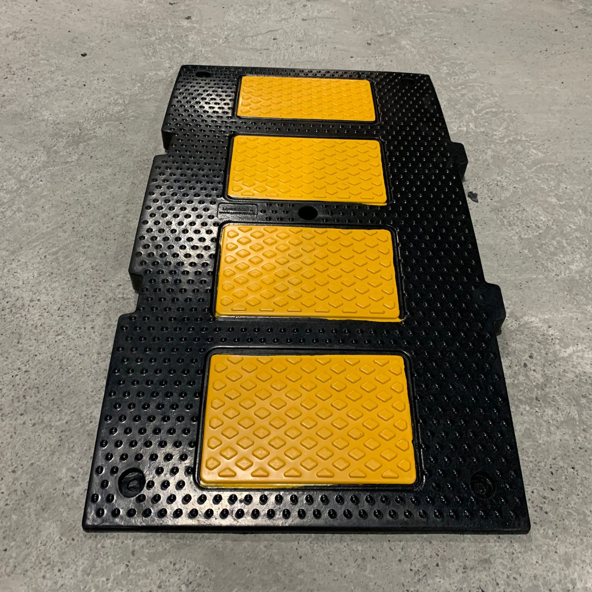 宏桥欧式减速垫减速带