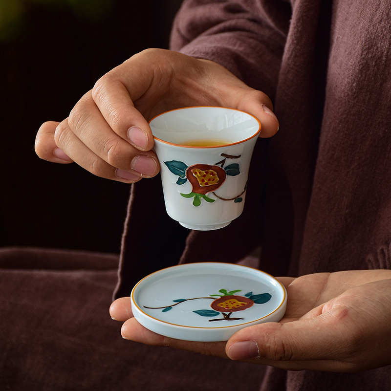 Taza de té pintado a mano en relieve Lotus Taza de cerámica taza de té personal taza maestra pequeña taza individual juego de té Kung Fu taza de té tazón de té