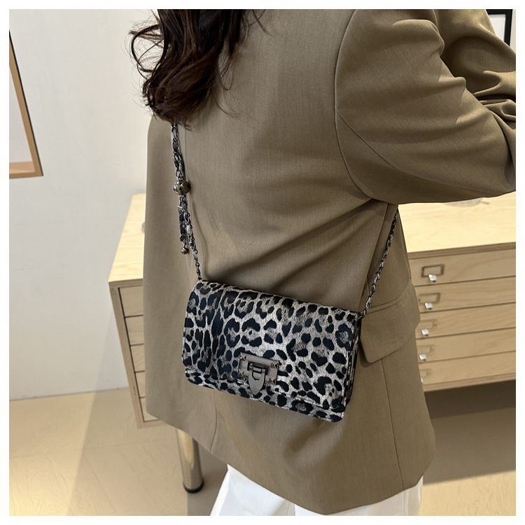 Cross-border women's bag 2024 New leopard print underarm bag, Korean style fashionable and trendy chain single-shoulder bag, riveted crossbody bag undefined