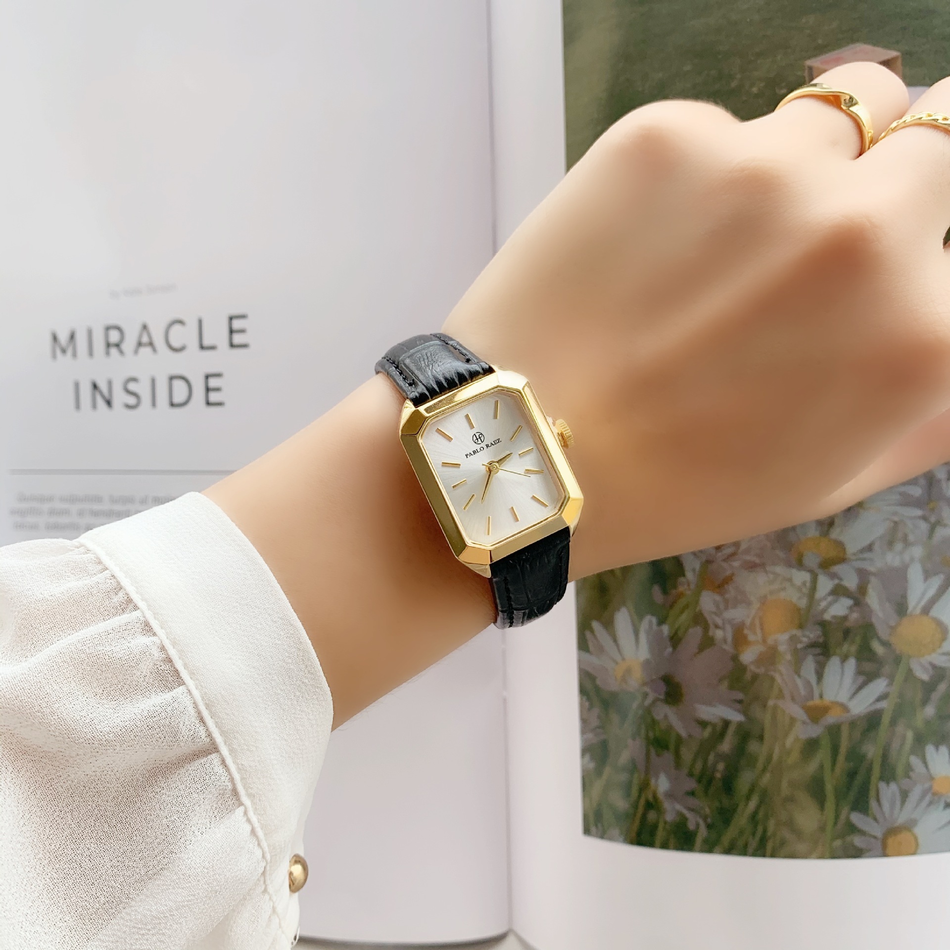 Nuovo piccolo orologio verde di lusso leggero Cintura casual alla moda Orologio da donna Quadrante quadrato Orologio da lavoro Regalo di fascia alta per impiegati e studenti_voghion.com