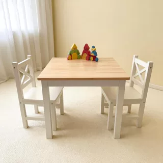 实木幼儿桌子和 2 把椅子套装, 木质家具,爱尔兰设计师适合 2-8