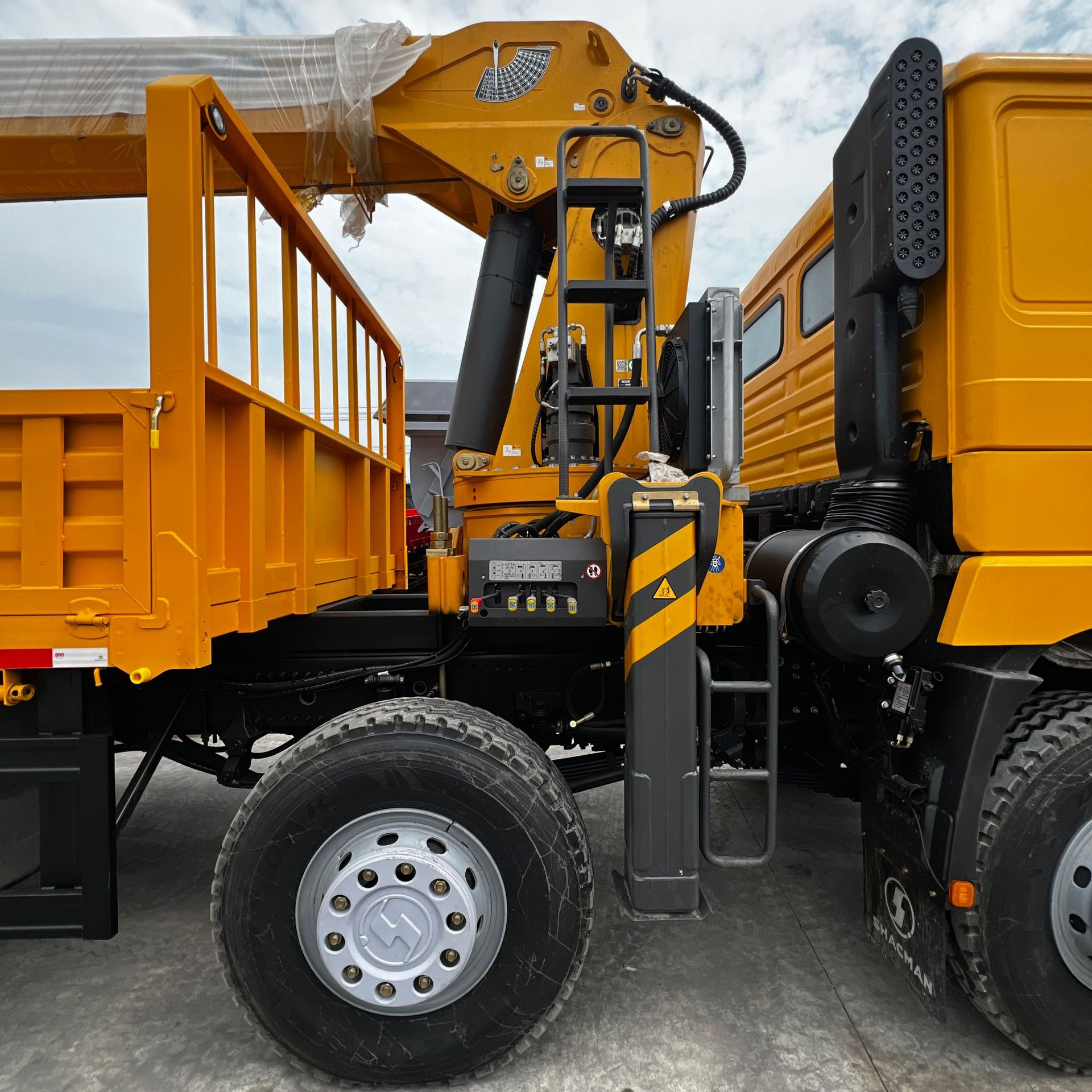 Factory Exports Remanufactured Howo Heavy-Duty Tractors, Dump Trucks, Tow Trucks, Cranes, and Buses