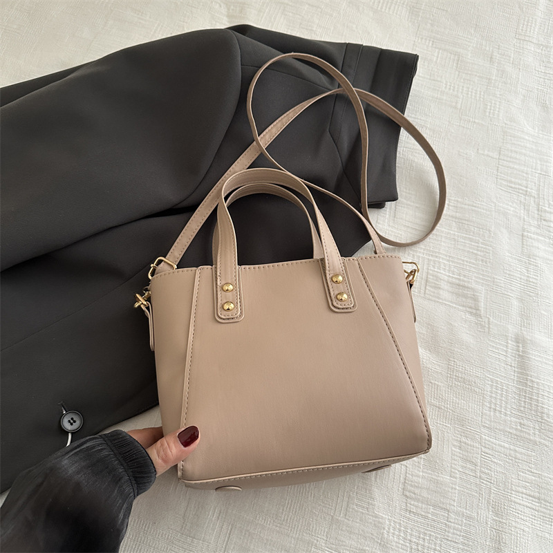 Bolsa de transporte de alta calidad otoño / invierno 2024 nuevo nicho de diseño de bolsas de cubo de agua popular este año bolsas de mano para mujeres