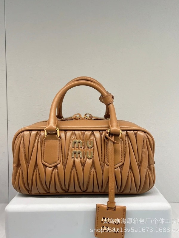 MIU 2025年モデル プリーツ加工羊革ボストンバッグ ボウリングバッグ レトロハンドバッグ ピローバッグ ショルダーバッグ クロスボディバッグ レディース|undefined