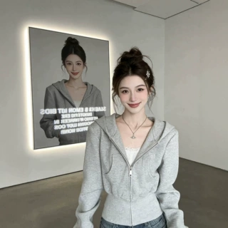 灰色短款卫衣外套女款早秋季2026新款修身收腰正肩上衣连帽衫韩系