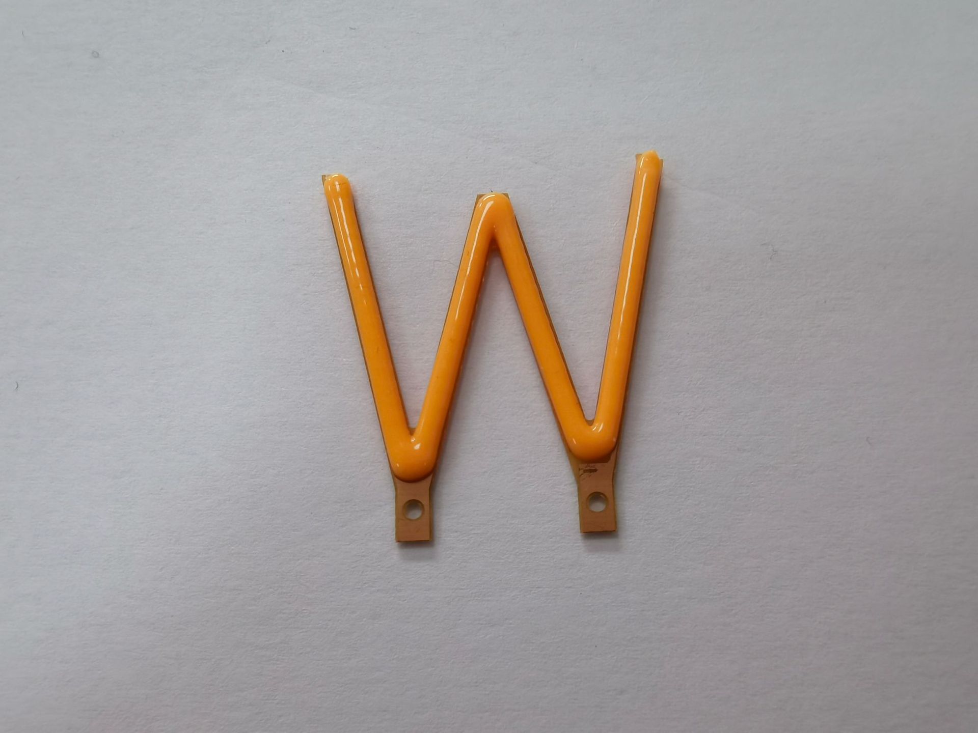 En forma de W -- 30*36mm -- 3V -- 2200K