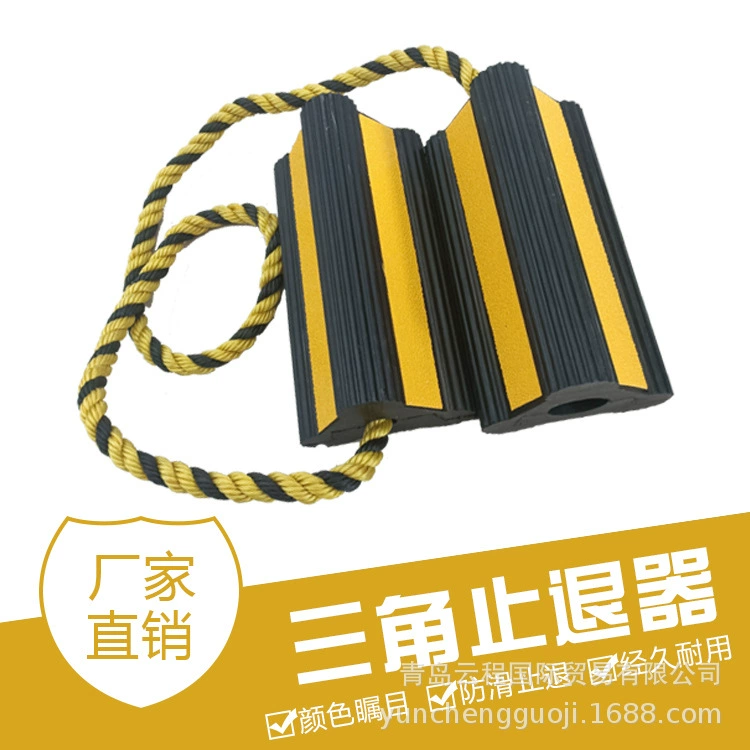 Блокировщик тягового колеса в аэропорту. Логистика аэропорта. Блокировщик облачных колес тягового автомобиля. Износостойкий и прочный, красочный.